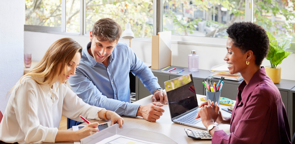 Un groupe de collègues collaborent dans leur espace de travail.